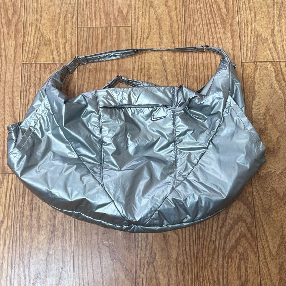 Nike Victory Gym Tote metallic Silver with Pouch
